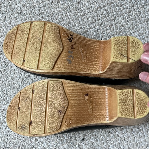 Dansko black leather clogs with tan sole - Picture 4 of 6